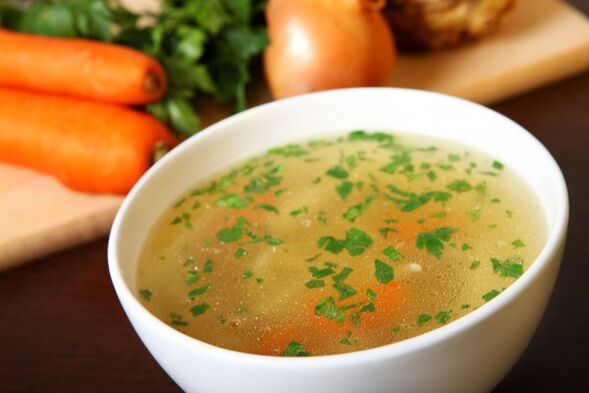 Drinking meat broth soup is a delicious dish on the diet menu. 